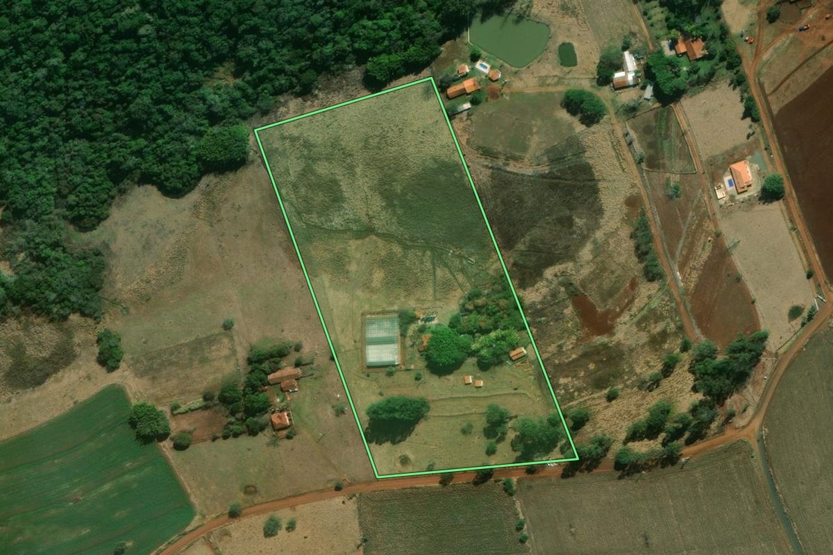 Imagem de satélite do imóvel rural em Arandu (SP), com o contorno declarado no CAR desenhado por cima.