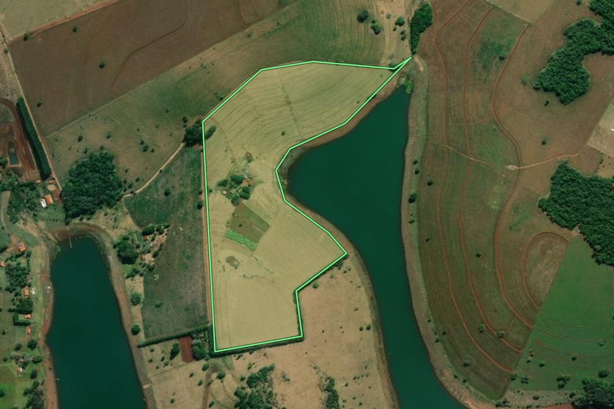 Imagem de satélite do imóvel rural em Arandu (SP), com o contorno declarado no CAR desenhado por cima.