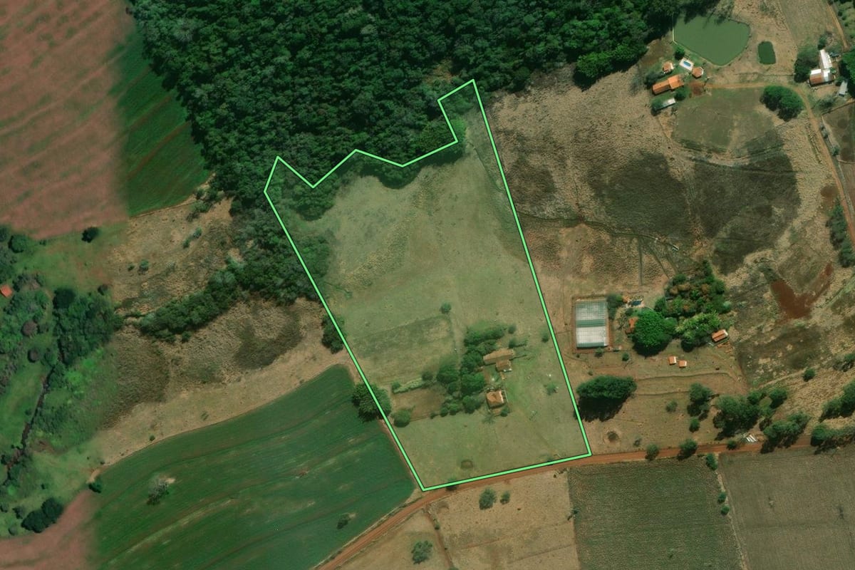 Imagem de satélite do imóvel rural em Arandu (SP), com o contorno declarado no CAR desenhado por cima.