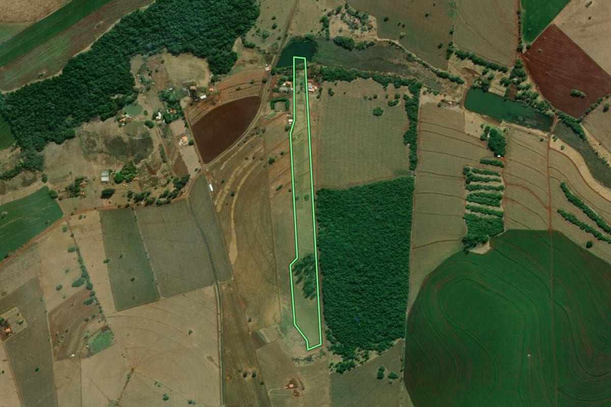 Imagem de satélite do imóvel rural em Arandu (SP), com o contorno declarado no CAR desenhado por cima.
