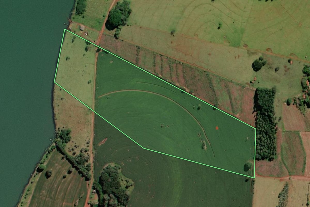 Imagem de satélite do imóvel rural em Arandu (SP), com o contorno declarado no CAR desenhado por cima.