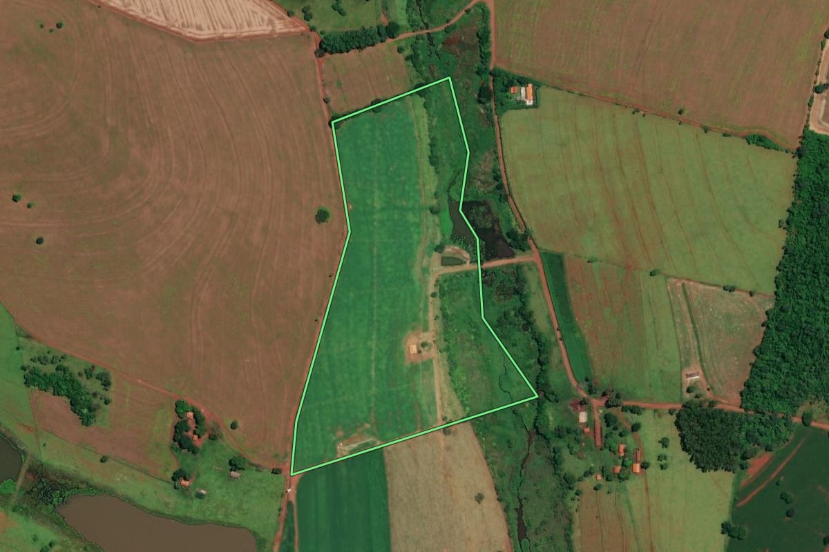 Imagem de satélite do imóvel rural em Arandu (SP), com o contorno declarado no CAR desenhado por cima.