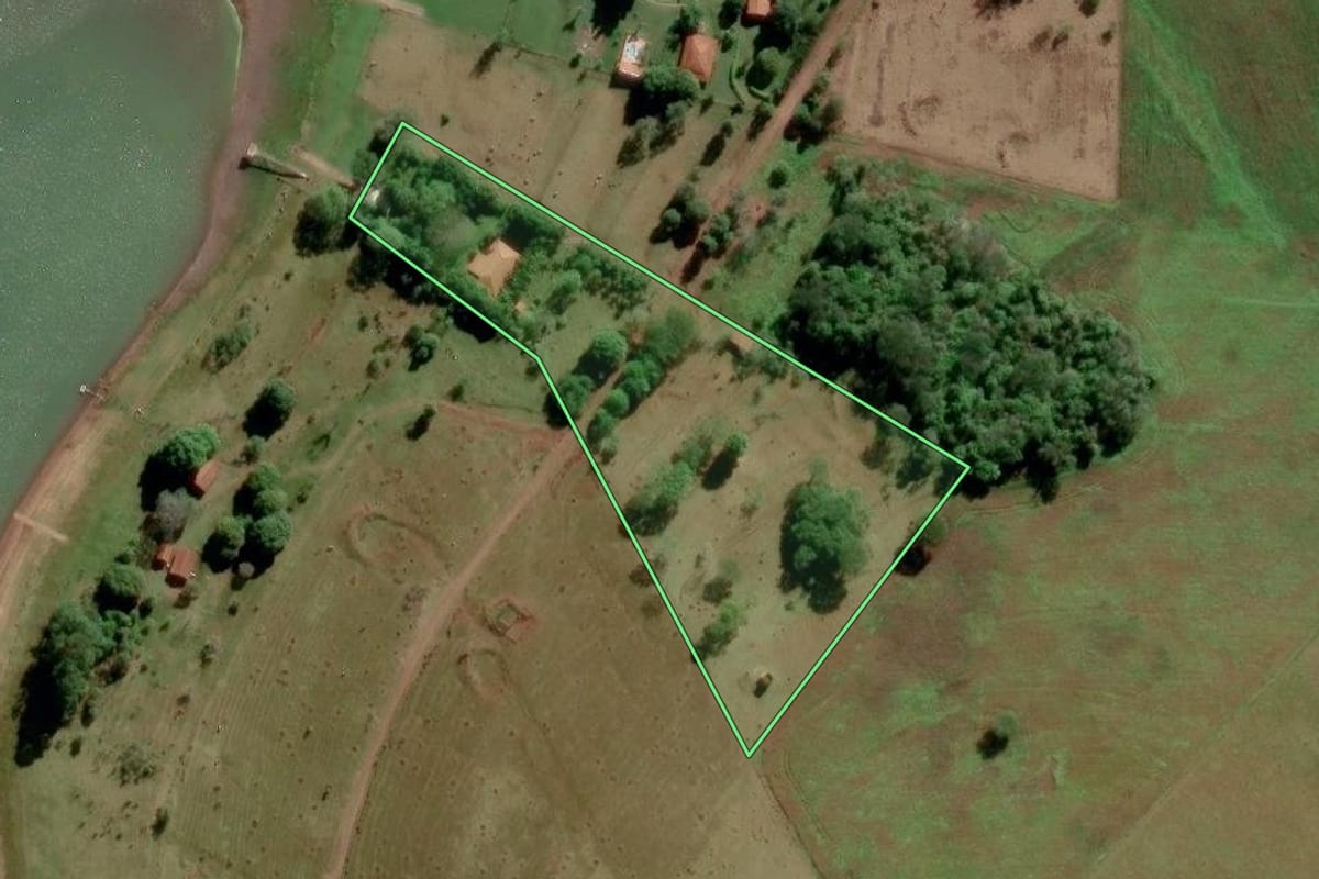 Imagem de satélite do imóvel rural em Arandu (SP), com o contorno declarado no CAR desenhado por cima.