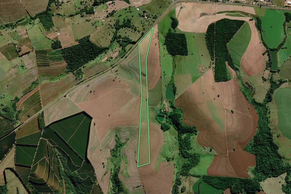 Imagem de satélite do imóvel rural em Arandu (SP), com o contorno declarado no CAR desenhado por cima.