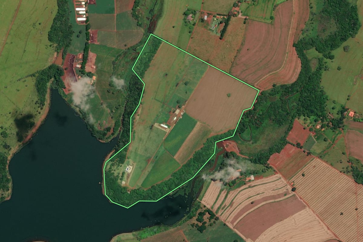 Imagem de satélite do imóvel rural em Arandu (SP), com o contorno declarado no CAR desenhado por cima.