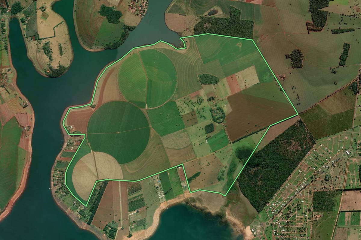Imagem de satélite do imóvel rural em Arandu (SP), com o contorno declarado no CAR desenhado por cima.