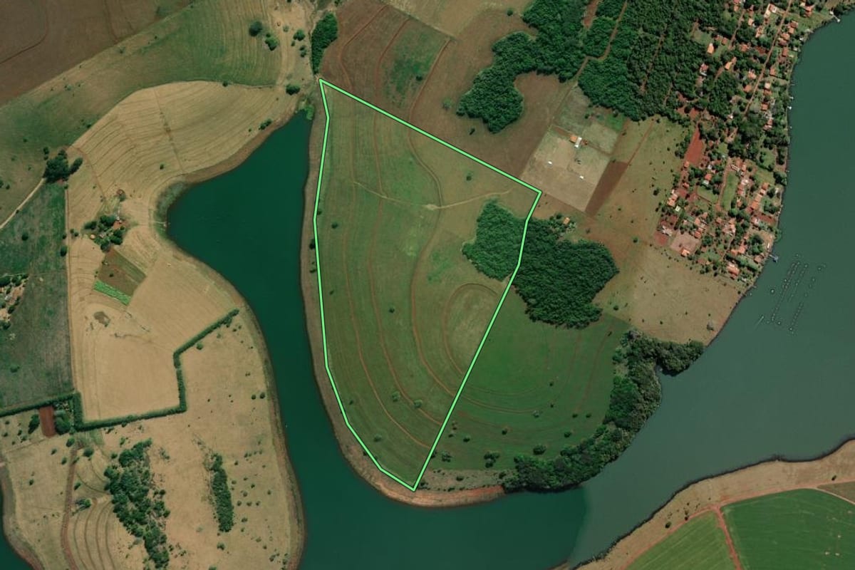 Imagem de satélite do imóvel rural em Arandu (SP), com o contorno declarado no CAR desenhado por cima.