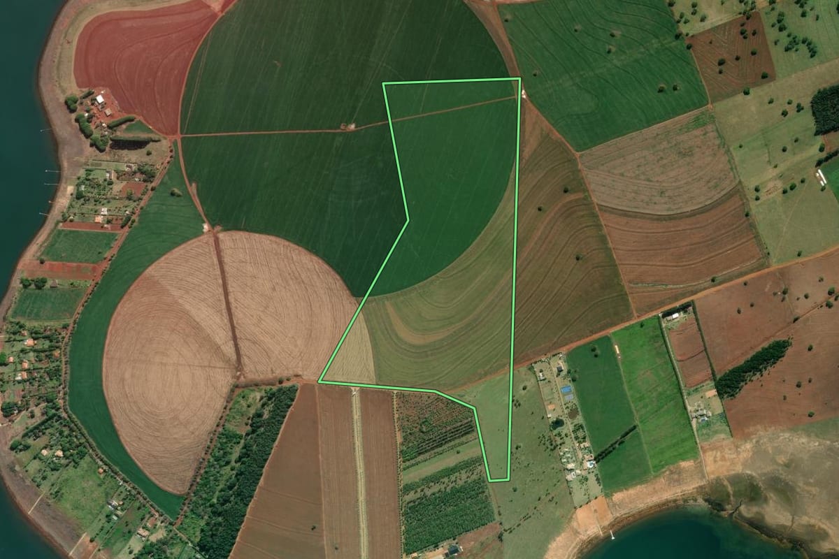 Imagem de satélite do imóvel rural em Arandu (SP), com o contorno declarado no CAR desenhado por cima.