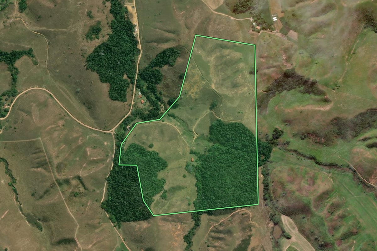Imagem de satélite do imóvel rural em Arapeí (SP), com o contorno declarado no CAR desenhado por cima.