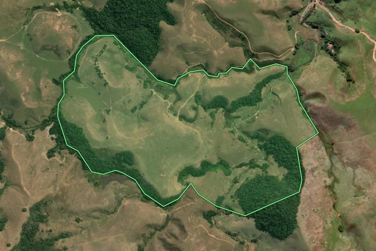 Imagem de satélite do imóvel rural em Arapeí (SP), com o contorno declarado no CAR desenhado por cima.