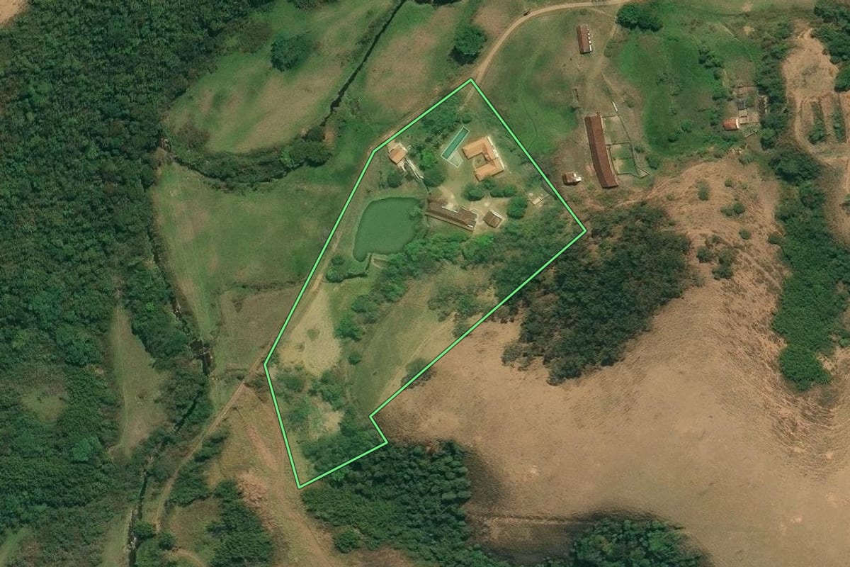 Imagem de satélite do imóvel rural em Arapeí (SP), com o contorno declarado no CAR desenhado por cima.