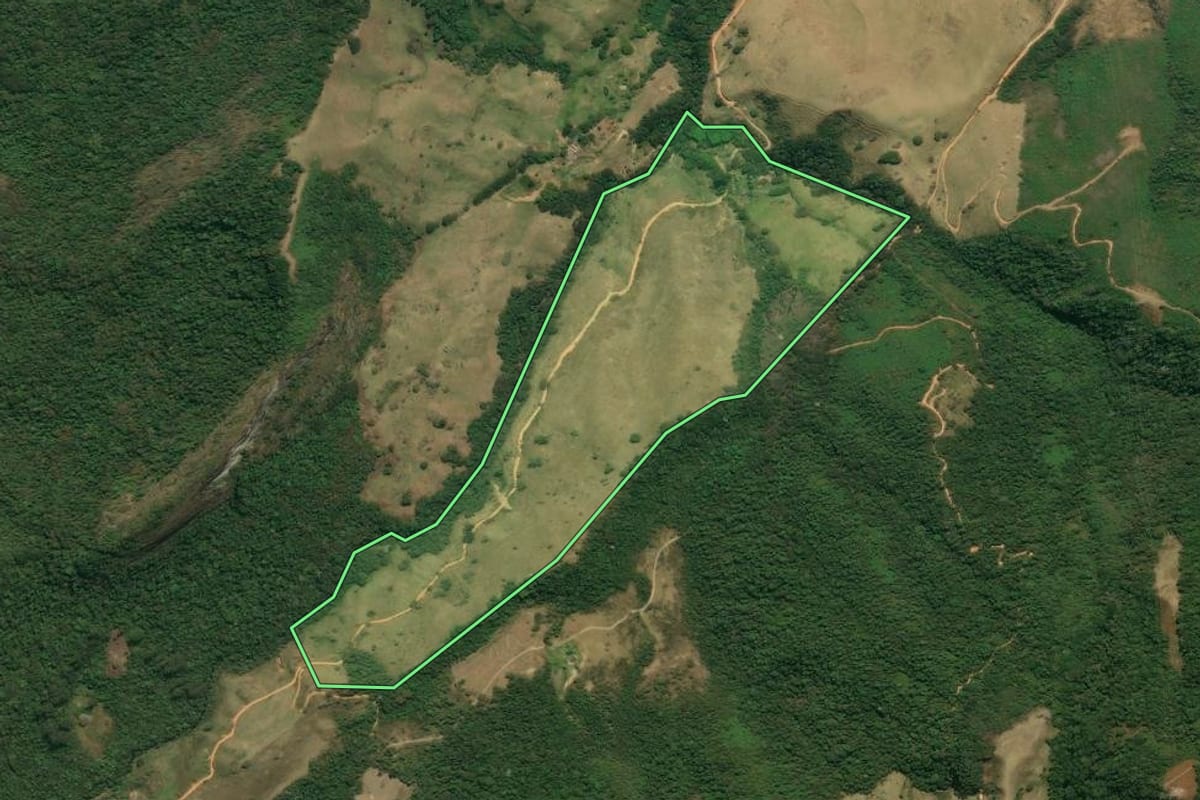 Imagem de satélite do imóvel rural em Arapeí (SP), com o contorno declarado no CAR desenhado por cima.