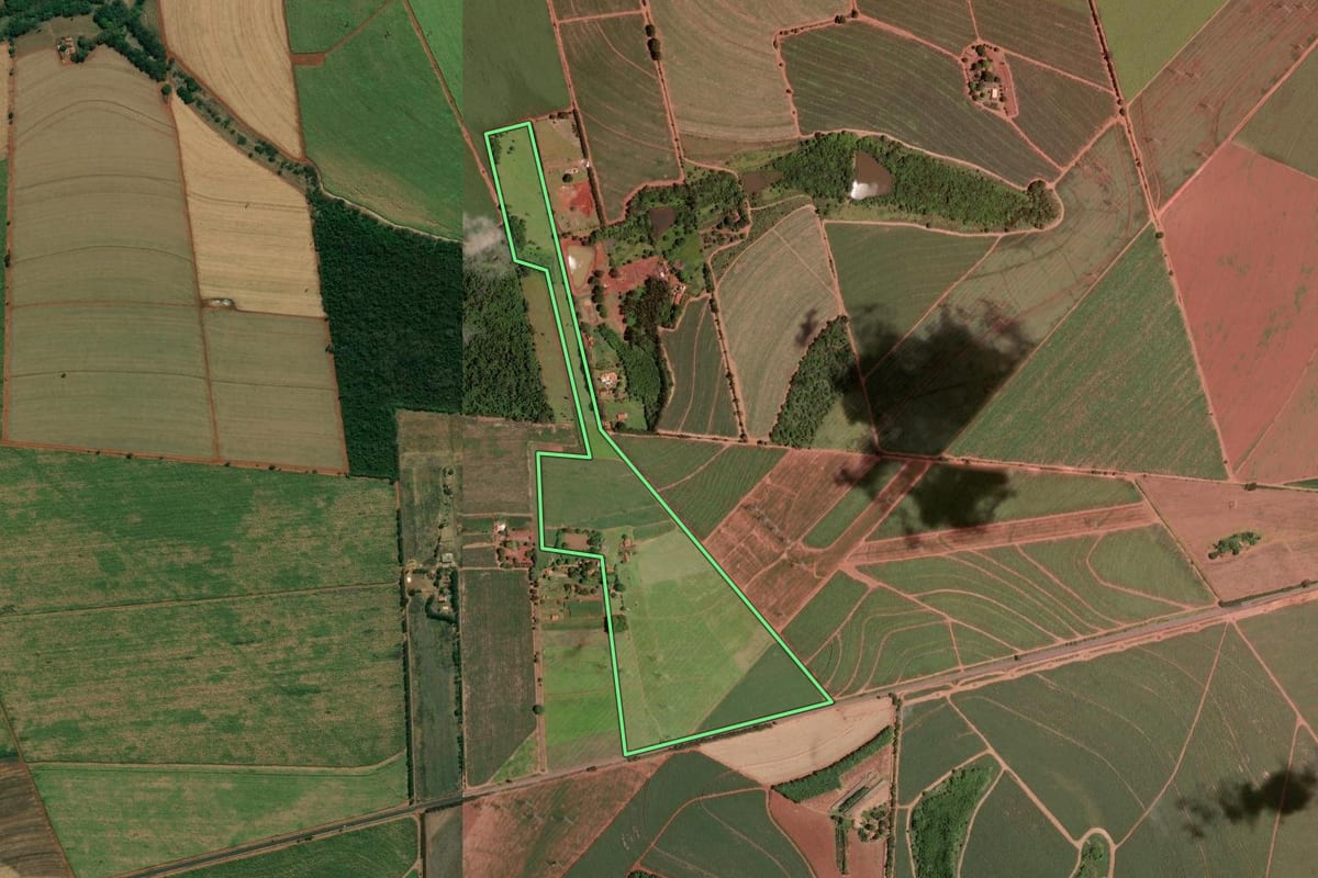 Imagem de satélite do imóvel rural em Araraquara (SP), com o contorno declarado no CAR desenhado por cima.