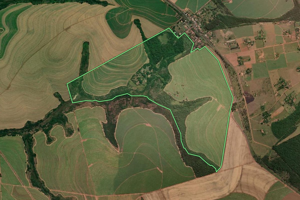 Imagem de satélite do imóvel rural em Araraquara (SP), com o contorno declarado no CAR desenhado por cima.