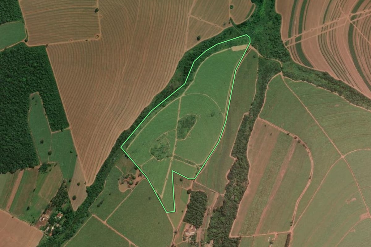 Imagem de satélite do imóvel rural em Araraquara (SP), com o contorno declarado no CAR desenhado por cima.