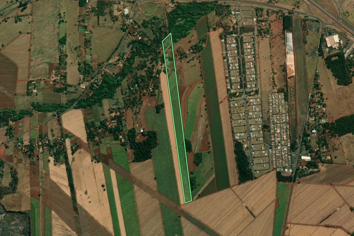 Imagem de satélite do imóvel rural em Araraquara (SP), com o contorno declarado no CAR desenhado por cima.