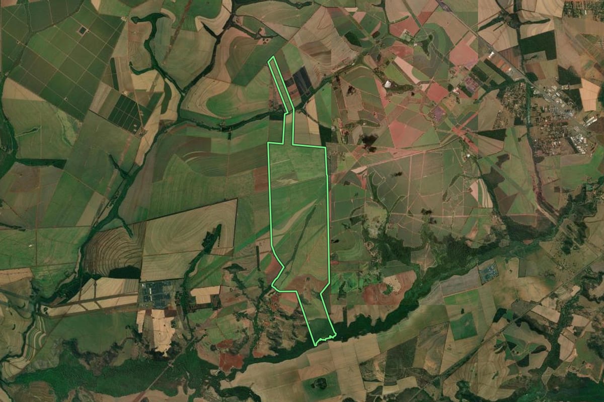 Imagem de satélite do imóvel rural em Araraquara (SP), com o contorno declarado no CAR desenhado por cima.