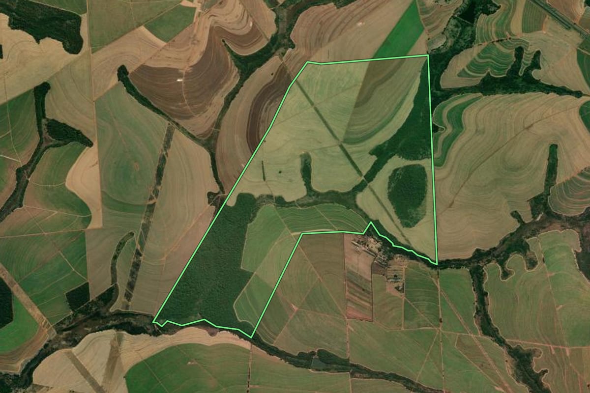 Imagem de satélite do imóvel rural em Araraquara (SP), com o contorno declarado no CAR desenhado por cima.