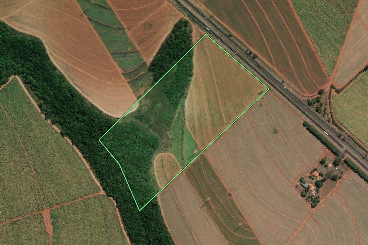 Imagem de satélite do imóvel rural em Araraquara (SP), com o contorno declarado no CAR desenhado por cima.