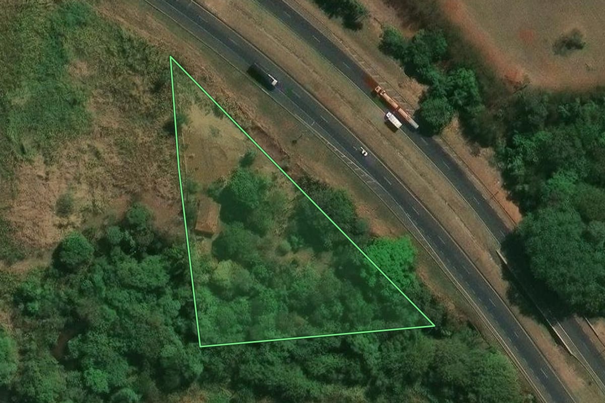 Imagem de satélite do imóvel rural em Araraquara (SP), com o contorno declarado no CAR desenhado por cima.