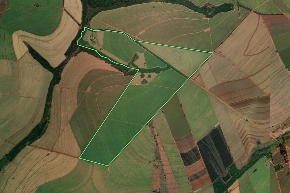 Imagem de satélite do imóvel rural em Araraquara (SP), com o contorno declarado no CAR desenhado por cima.
