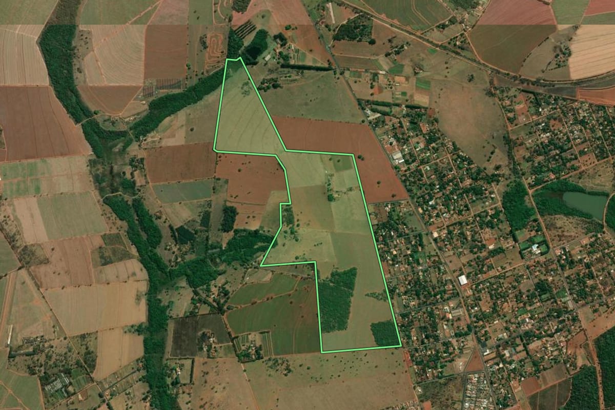 Imagem de satélite do imóvel rural em Araraquara (SP), com o contorno declarado no CAR desenhado por cima.