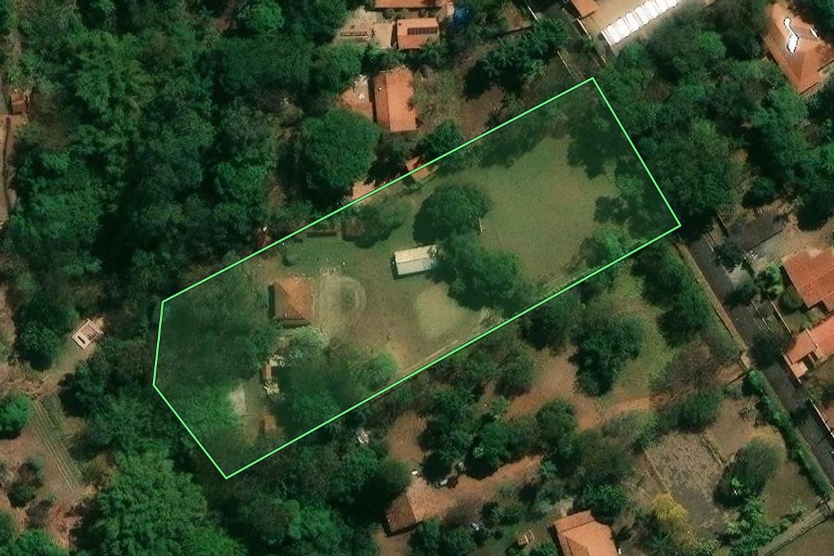 Imagem de satélite do imóvel rural em Araraquara (SP), com o contorno declarado no CAR desenhado por cima.