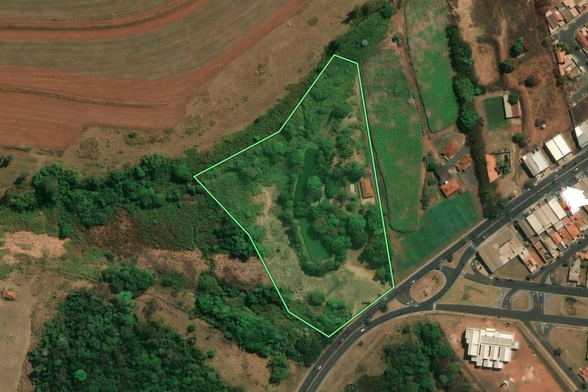 Imagem de satélite do imóvel rural em Araraquara (SP), com o contorno declarado no CAR desenhado por cima.