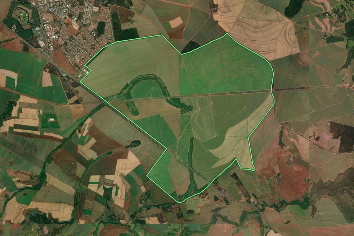 Imagem de satélite do imóvel rural em Araraquara (SP), com o contorno declarado no CAR desenhado por cima.