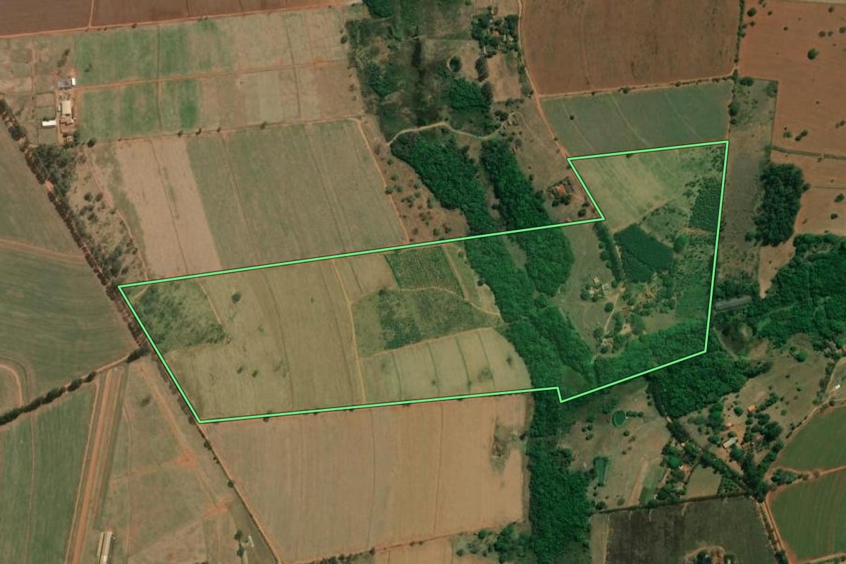 Imagem de satélite do imóvel rural em Araraquara (SP), com o contorno declarado no CAR desenhado por cima.