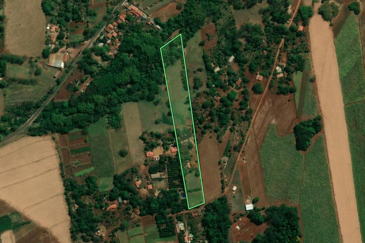 Imagem de satélite do imóvel rural em Araraquara (SP), com o contorno declarado no CAR desenhado por cima.