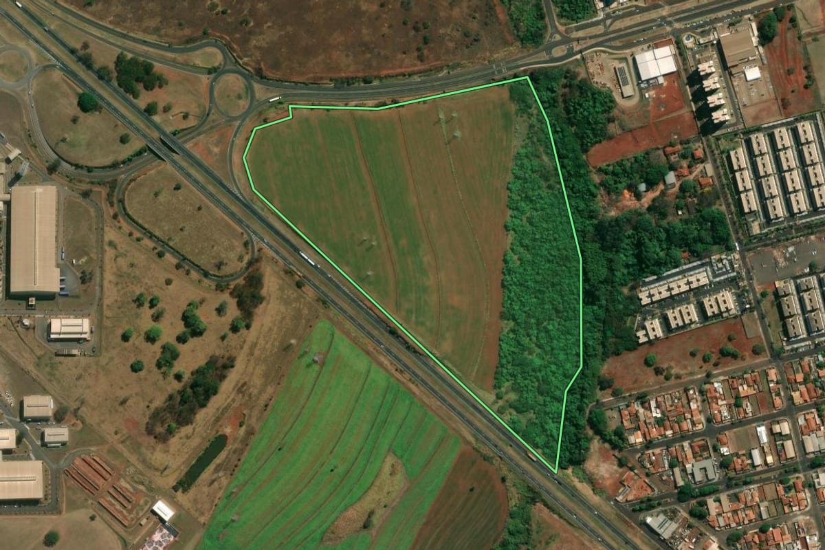 Imagem de satélite do imóvel rural em Araraquara (SP), com o contorno declarado no CAR desenhado por cima.