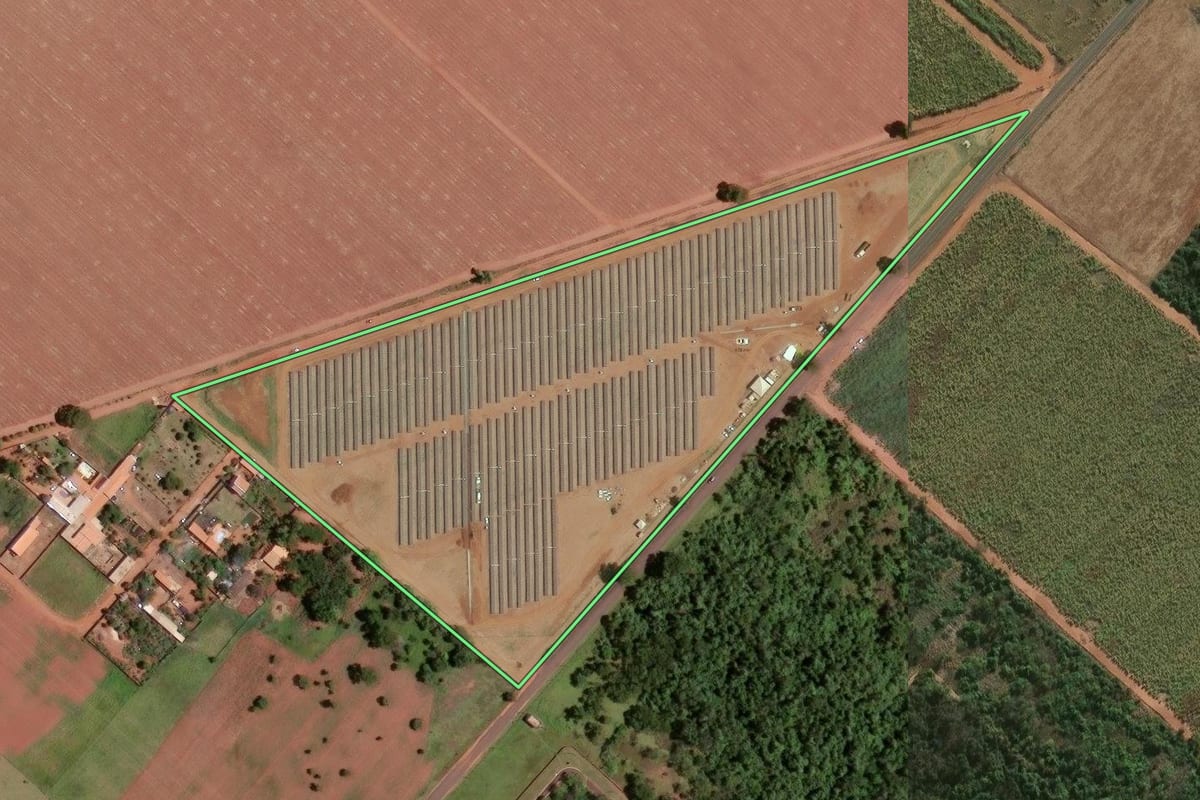 Imagem de satélite do imóvel rural em Araraquara (SP), com o contorno declarado no CAR desenhado por cima.