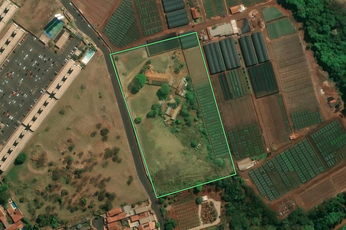 Imagem de satélite do imóvel rural em Araraquara (SP), com o contorno declarado no CAR desenhado por cima.