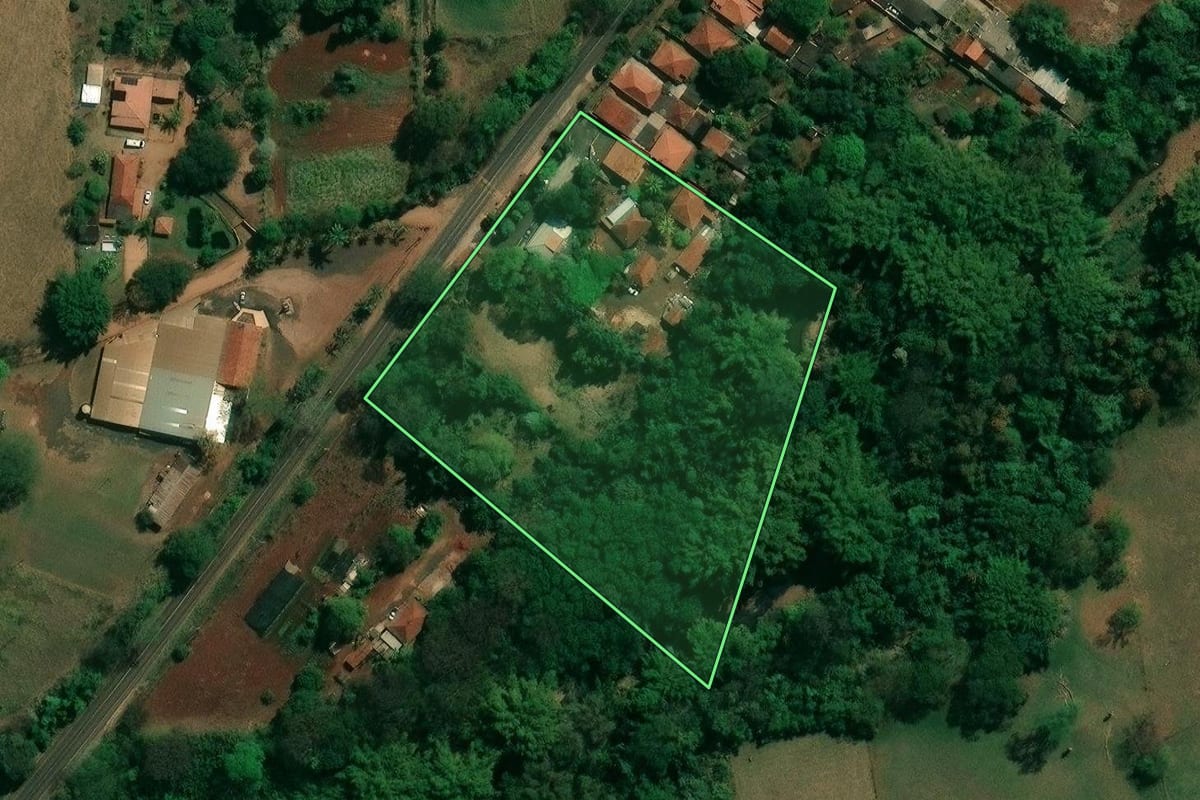 Imagem de satélite do imóvel rural em Araraquara (SP), com o contorno declarado no CAR desenhado por cima.