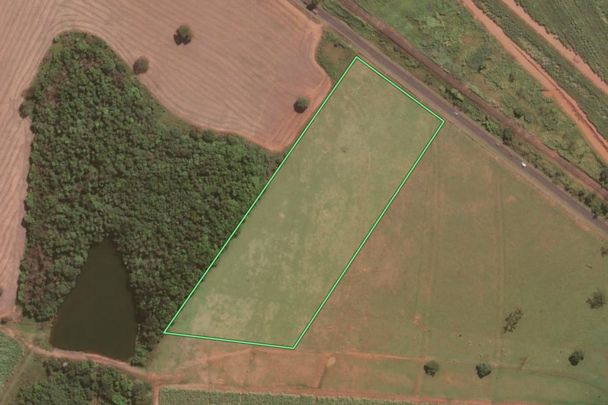 Imagem de satélite do imóvel rural em Araraquara (SP), com o contorno declarado no CAR desenhado por cima.