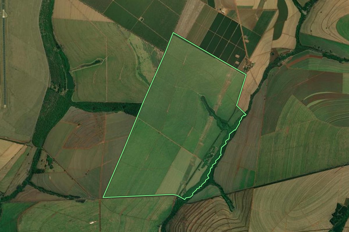 Imagem de satélite do imóvel rural em Araraquara (SP), com o contorno declarado no CAR desenhado por cima.