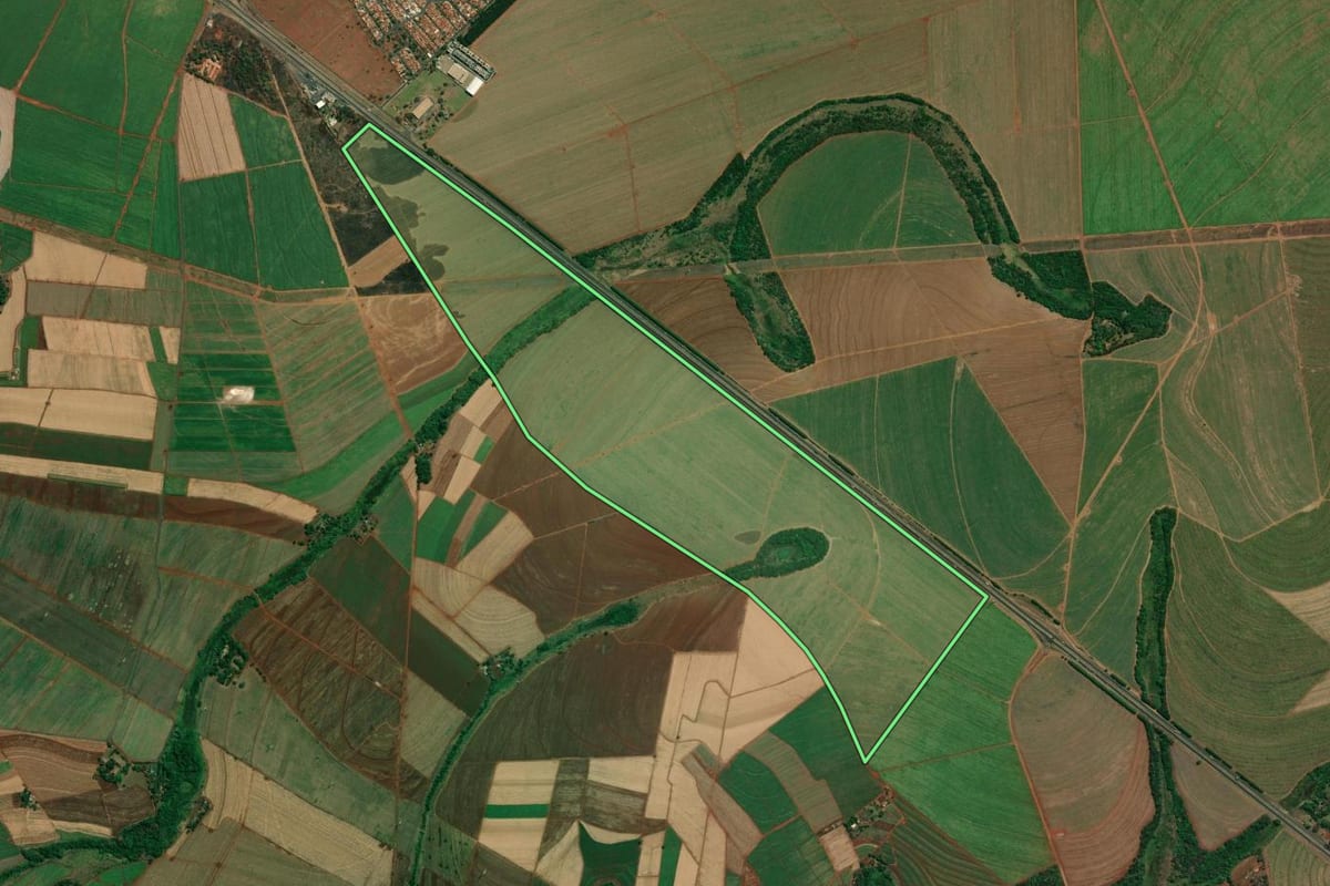 Imagem de satélite do imóvel rural em Araraquara (SP), com o contorno declarado no CAR desenhado por cima.