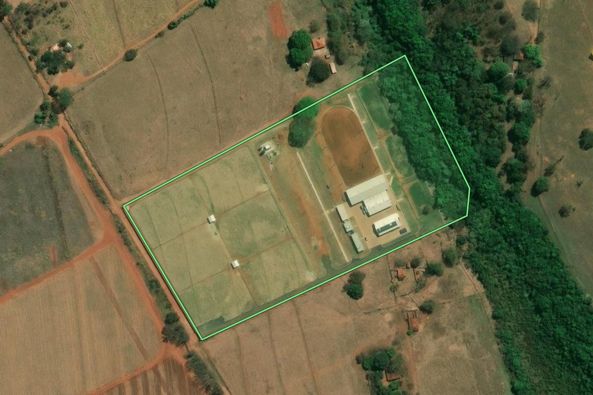 Imagem de satélite do imóvel rural em Araraquara (SP), com o contorno declarado no CAR desenhado por cima.