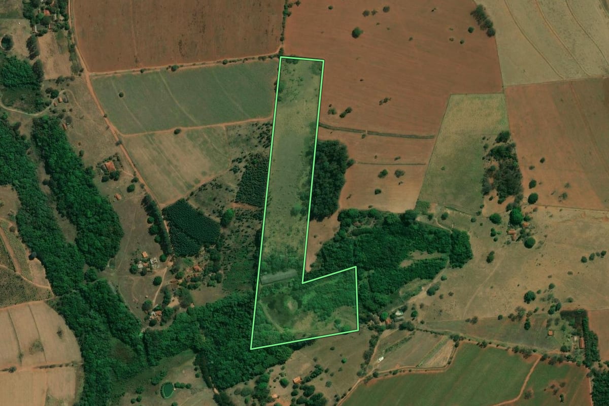 Imagem de satélite do imóvel rural em Araraquara (SP), com o contorno declarado no CAR desenhado por cima.