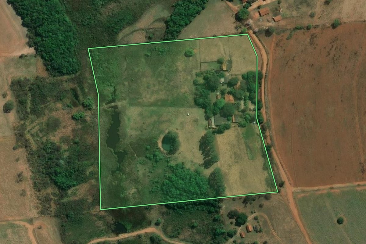 Imagem de satélite do imóvel rural em Araraquara (SP), com o contorno declarado no CAR desenhado por cima.