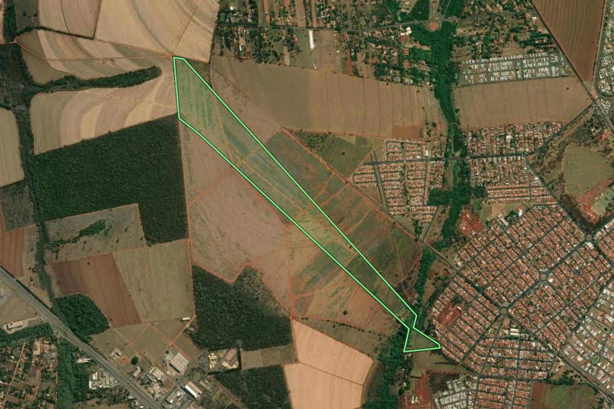 Imagem de satélite do imóvel rural em Araraquara (SP), com o contorno declarado no CAR desenhado por cima.