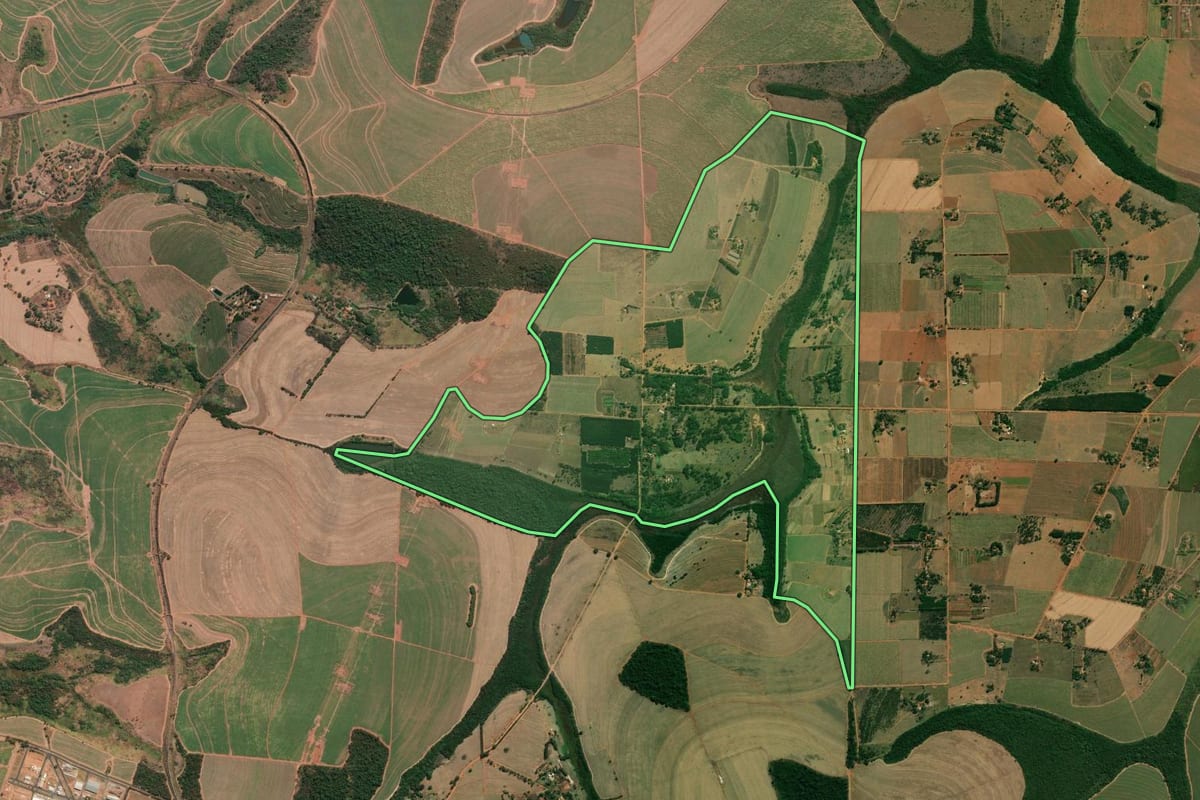 Imagem de satélite do imóvel rural em Araraquara (SP), com o contorno declarado no CAR desenhado por cima.