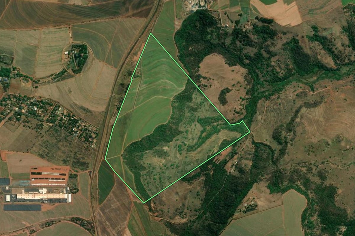 Imagem de satélite do imóvel rural em Araraquara (SP), com o contorno declarado no CAR desenhado por cima.