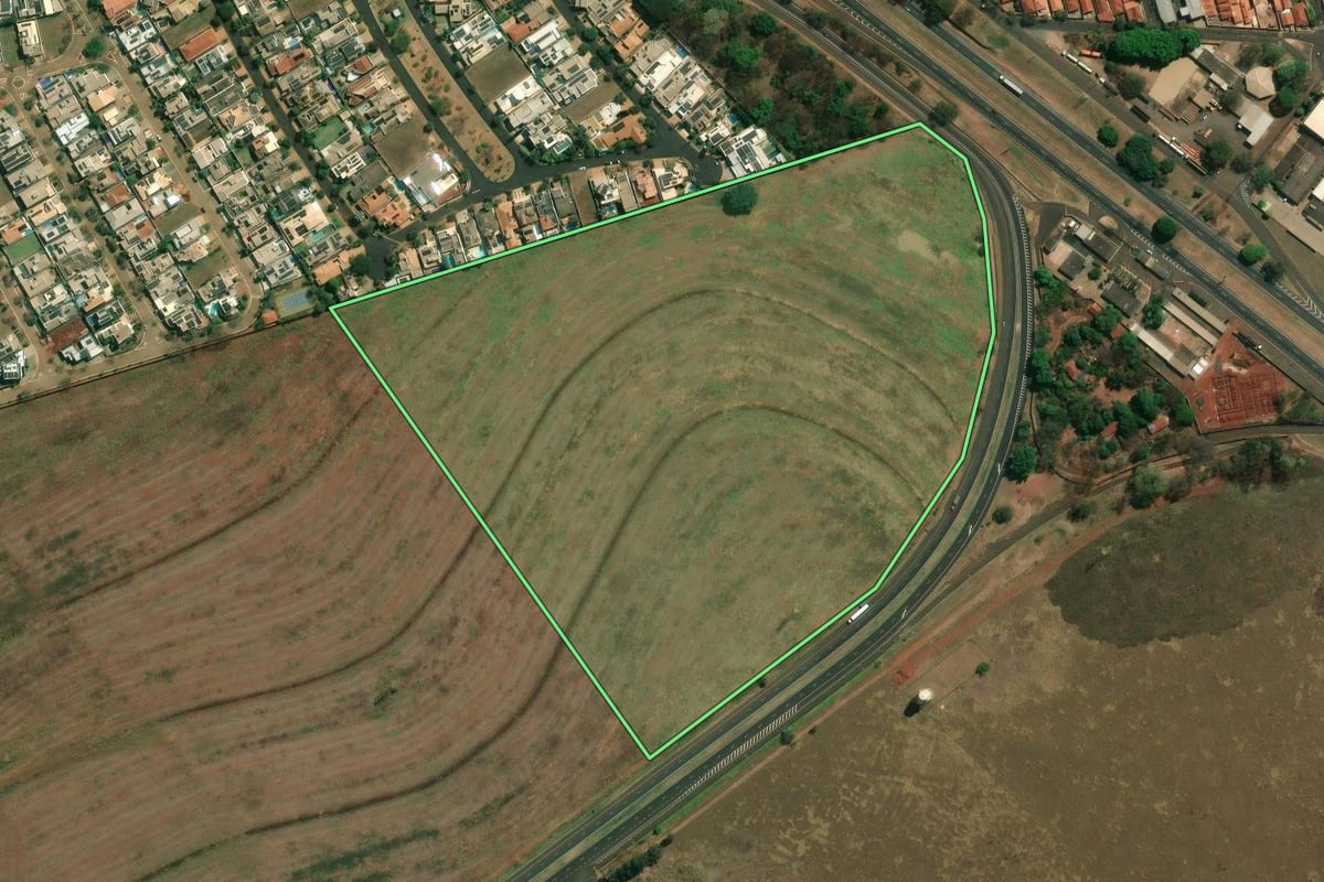 Imagem de satélite do imóvel rural em Araraquara (SP), com o contorno declarado no CAR desenhado por cima.