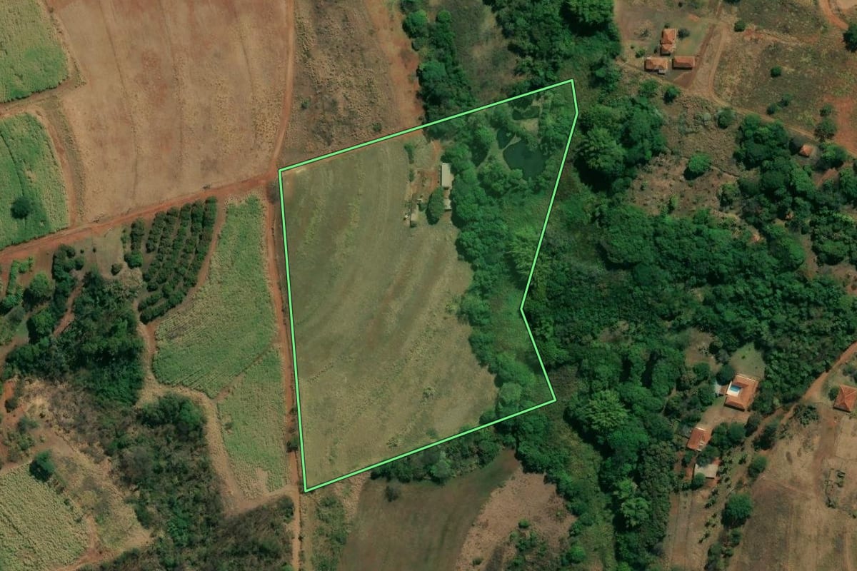 Imagem de satélite do imóvel rural em Araraquara (SP), com o contorno declarado no CAR desenhado por cima.