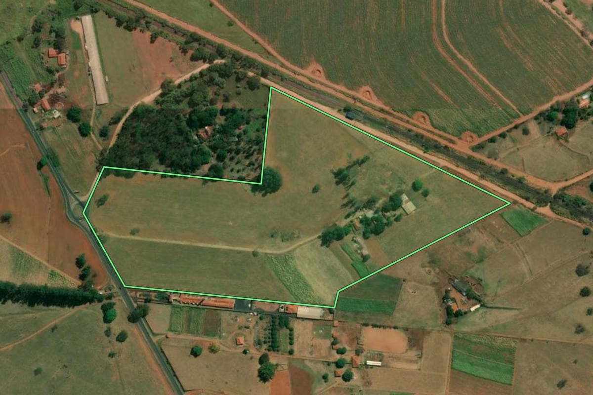 Imagem de satélite do imóvel rural em Araraquara (SP), com o contorno declarado no CAR desenhado por cima.