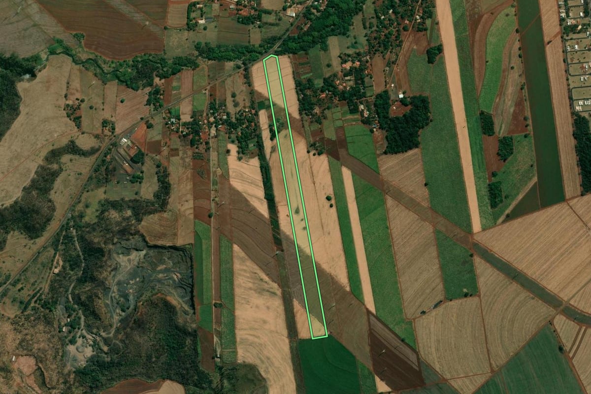 Imagem de satélite do imóvel rural em Araraquara (SP), com o contorno declarado no CAR desenhado por cima.