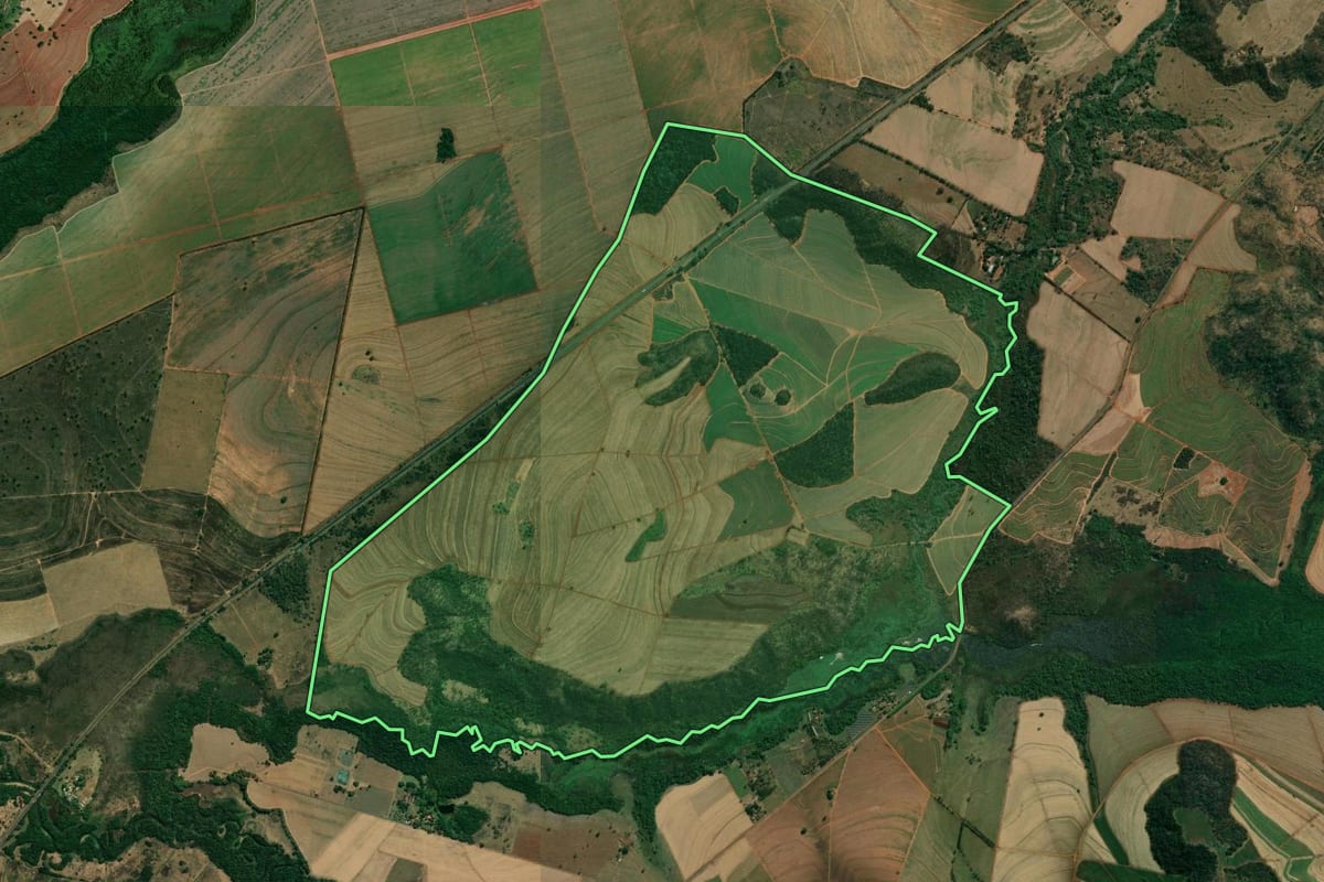 Imagem de satélite do imóvel rural em Araraquara (SP), com o contorno declarado no CAR desenhado por cima.