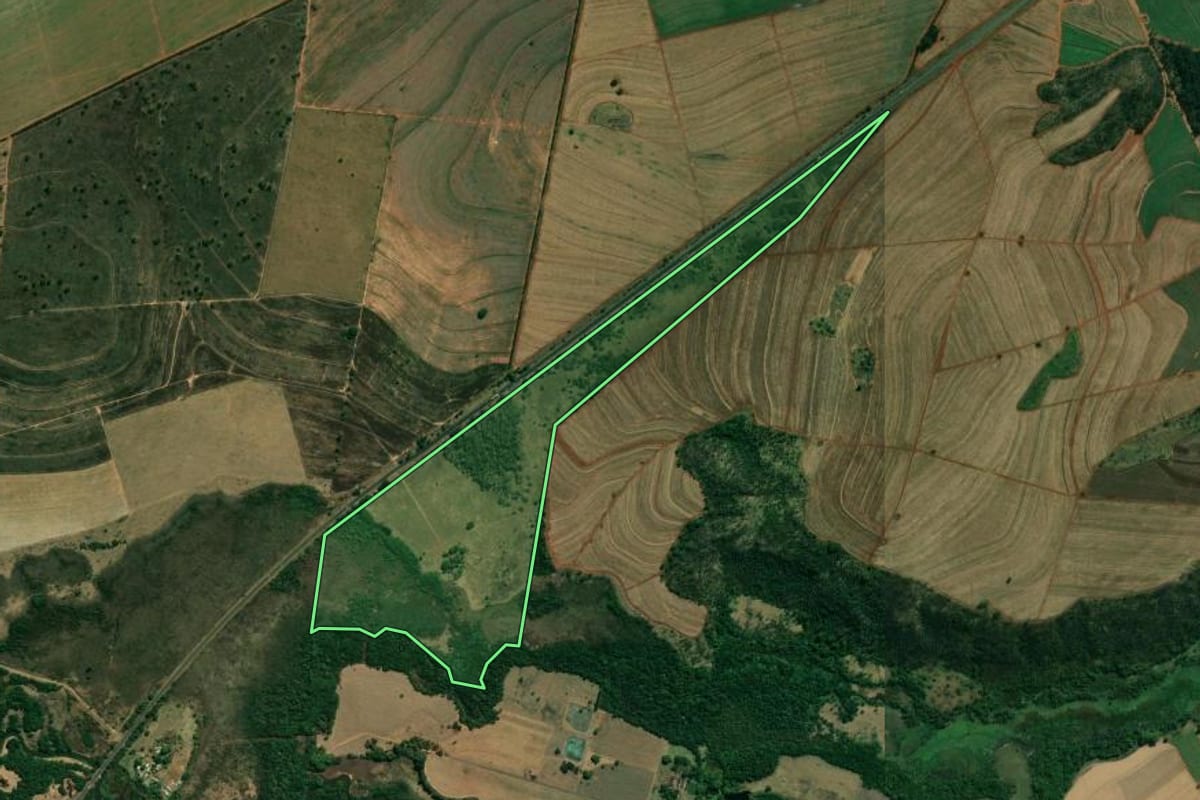 Imagem de satélite do imóvel rural em Araraquara (SP), com o contorno declarado no CAR desenhado por cima.